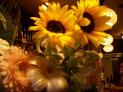 さちこちゃんのお誕生日だったそうで（ちゃぼ）。お店はお花で一杯でしたな。