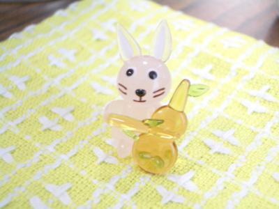 チェロうさぎ。新千歳空港内のガラス工芸屋さんで購入。