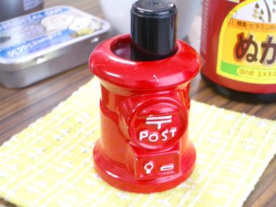 長年愛用の、シャチハタ＆入れ物（ポスト型）。いやなに、それだけ。