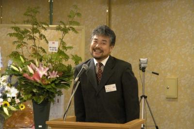 ちょっと、営業スマイル（きもっ！）。くま「迷司会」社長。（小宴前半）