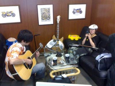 本日急遽やることになった路上ライブの打ち合わせ。神山みさちゃん＆Hide-c.