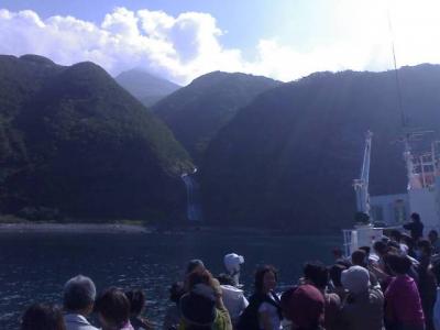 硫黄山から流れ落ちる、カムイワッカ(この上流には例の湯の滝が)。