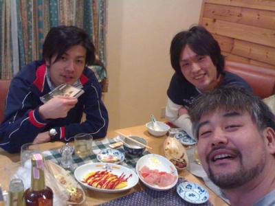 澄川くまくま亭にて、事務所の将来を熱く語る３人。