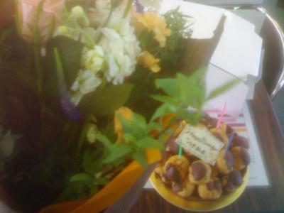 とてもうれしいプレゼント！お花＆ケーキ(プリンスホテル特製シュークリームの積み上げ！)