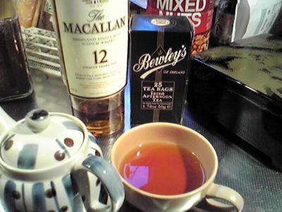 紅茶に洋酒をたらして