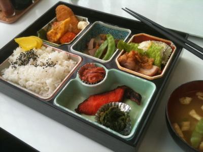 札幌中税務署のある、合同庁舎の９Fの食堂の定食お弁当。安くてボリュームがあって、バランスがいい。窓から見える景色もキレイ。大通10丁目が眼下に。