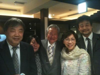 佐藤CPA20周年記念パーティー２次会、満身の笑みのマンダラマスター、松村大先生を囲んで。