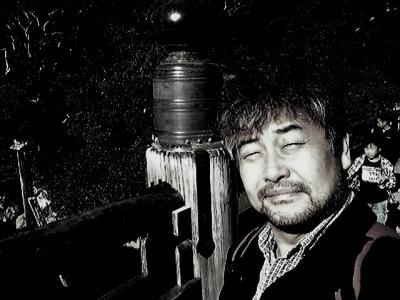 まぶしい秋晴れの下、宇治橋の上にて、くま社長