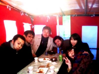 毎年恒例、境内、原田商店にて。参拝の帰りに立ち寄り、必ずワンカップ＆焼鳥＆みそおでん。
