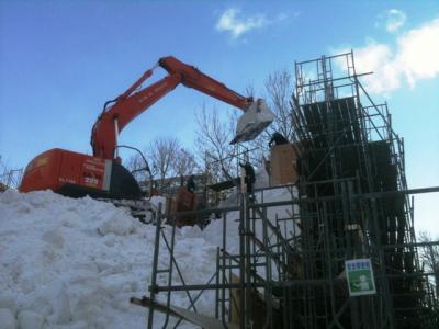 大通西5丁目東側会場、大雪像制作の為の雪積み作業。