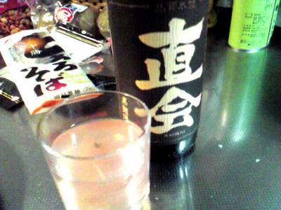 夜食の蕎麦のゆで汁、蕎麦湯で割った、芋焼酎「直会」に梅干を入れて