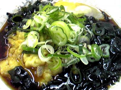 某立ち食いそばコーナーでのスペシャル盛り、さてハウマッチ？