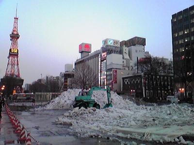 さっぽろ雪まつりの後、雪解けを待つ大通3丁目からテレビ塔を望む